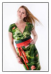 Model in fotostudio bloemetjes jurk.jpg